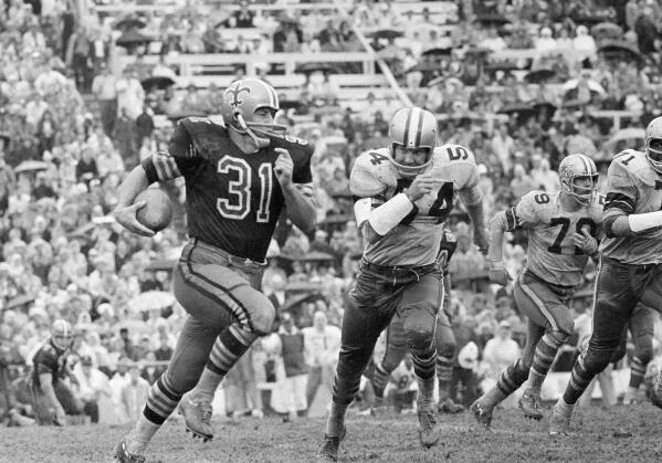 Saints chuck best sale taylors